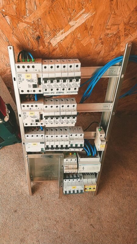 Instalações Elétricas Industriais e Domésticas